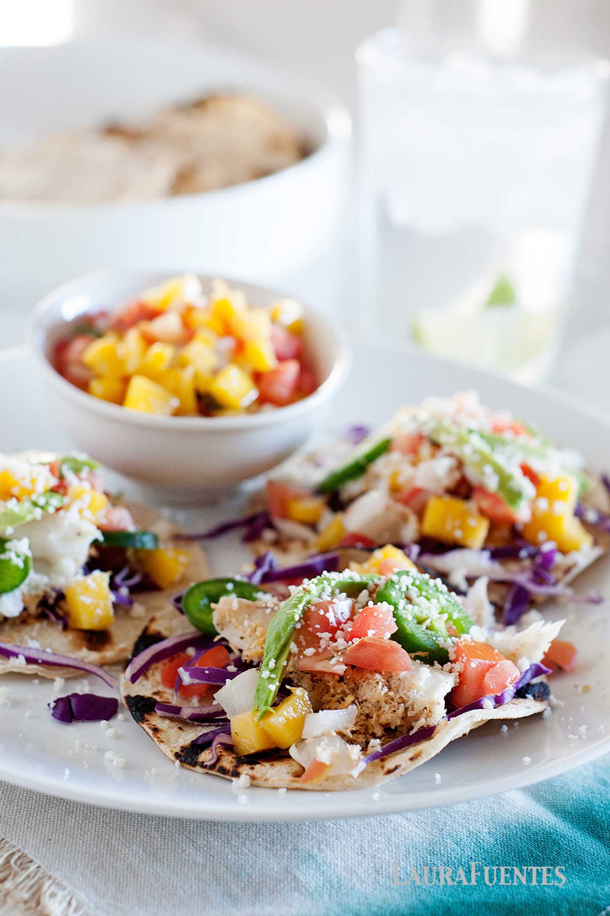 un plato con varios tacos de verdura