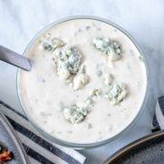un recipiente con aderezo de queso azul