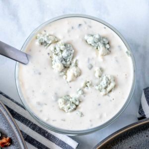 un recipiente con aderezo de queso azul