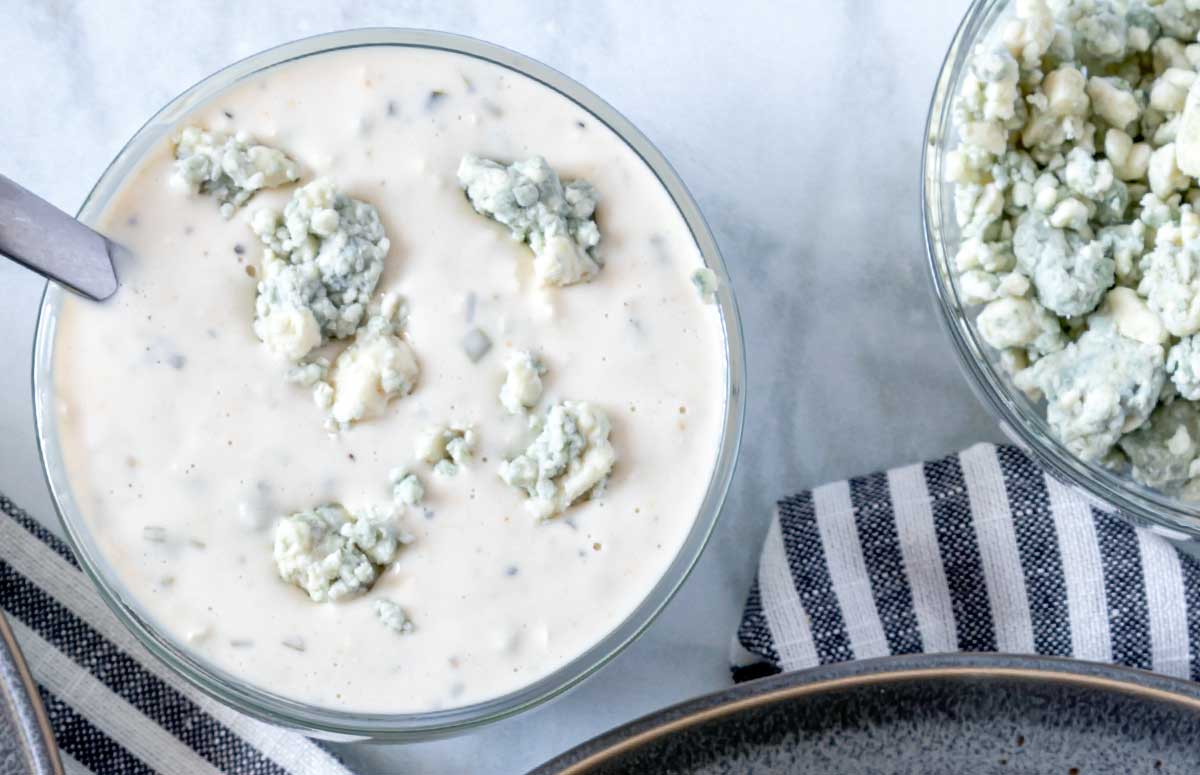 un recipiente con aderezo de queso azul
