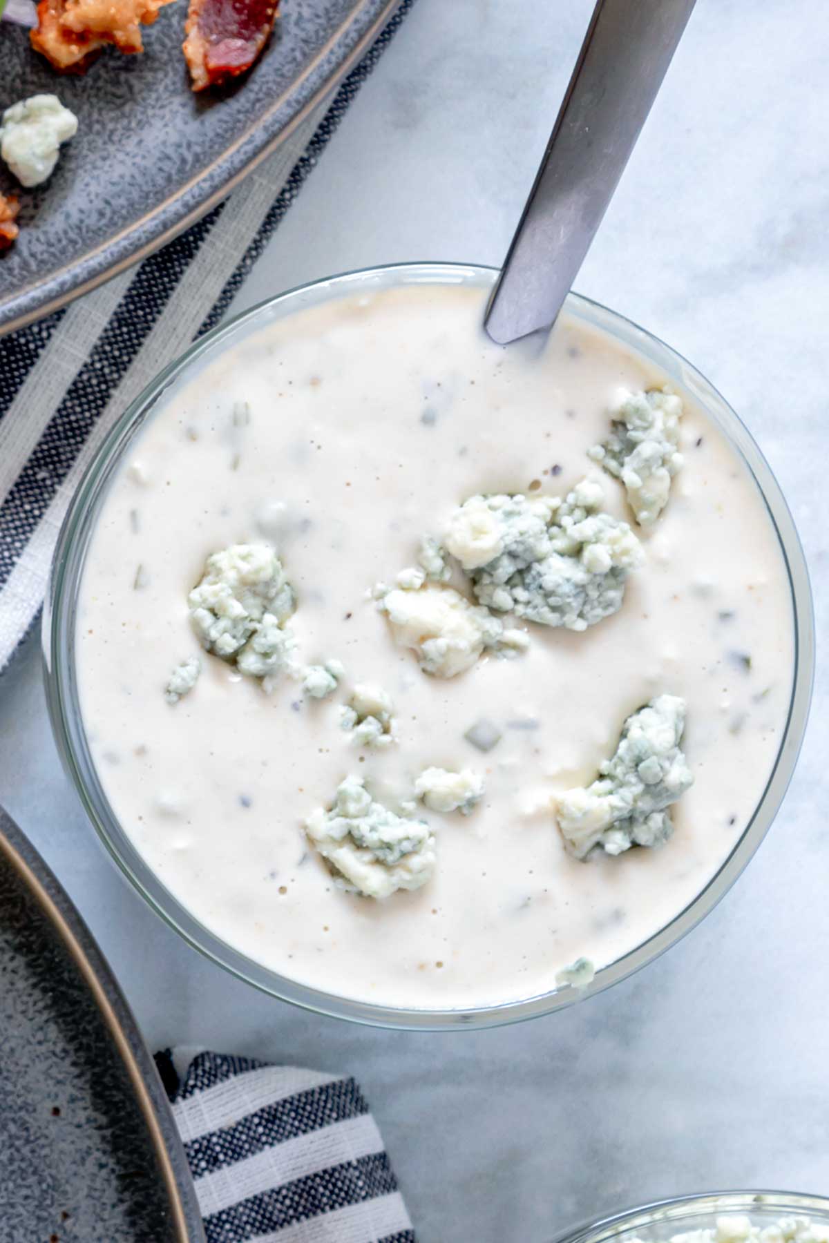 un recipiente con aderezo de queso azul