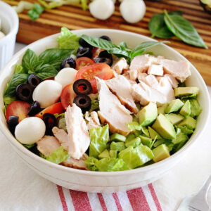 ensalada caprese con pollo desmenuzado