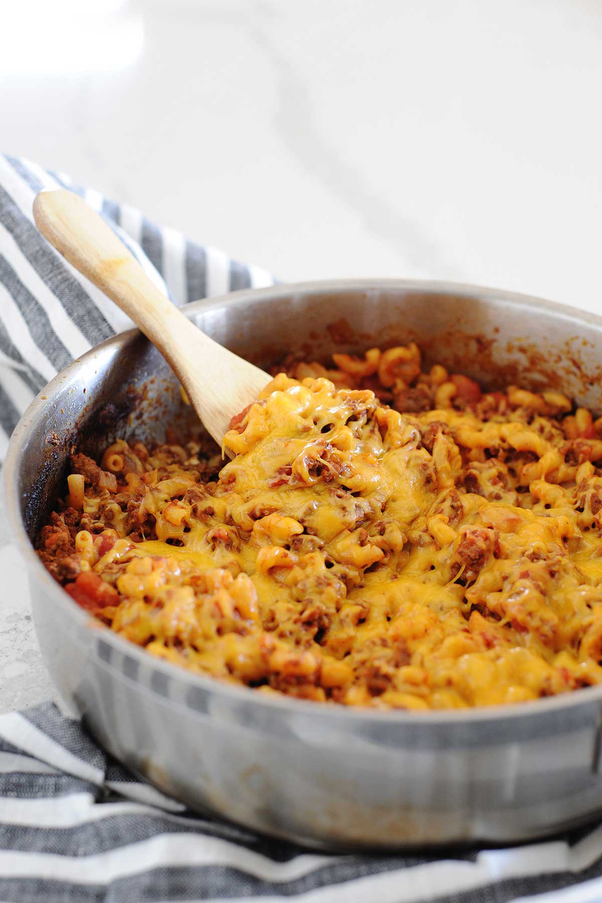 Goulash de res, pasta y queso