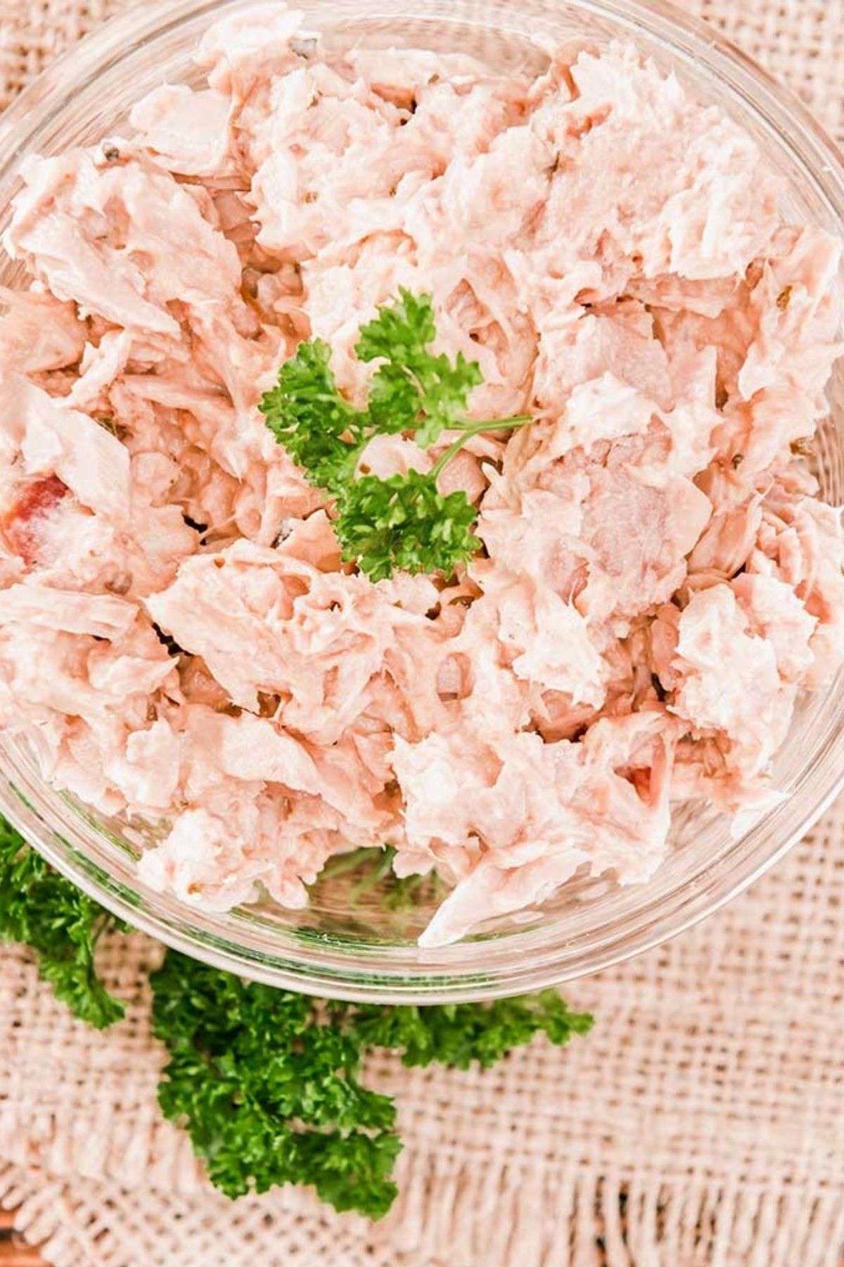 vista cenital de un bol con ensalada de salmon enlatado