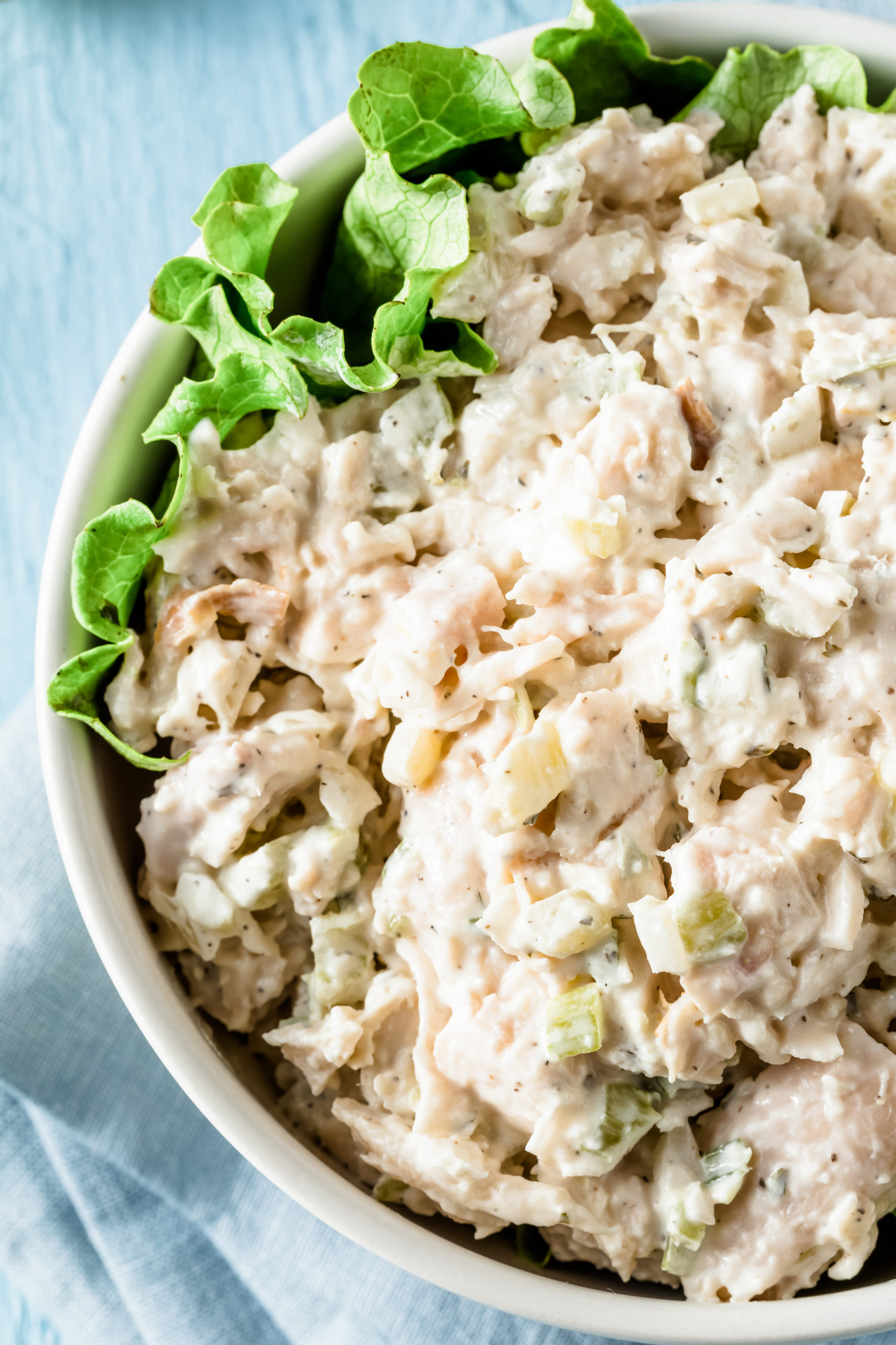un bol con ensalada de pavo