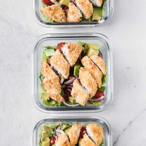 tres almuerzos para llevar con ensalada de pollo empanado