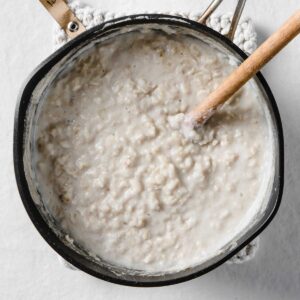 una olla con avena