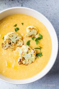 un plato de crema de coliflor