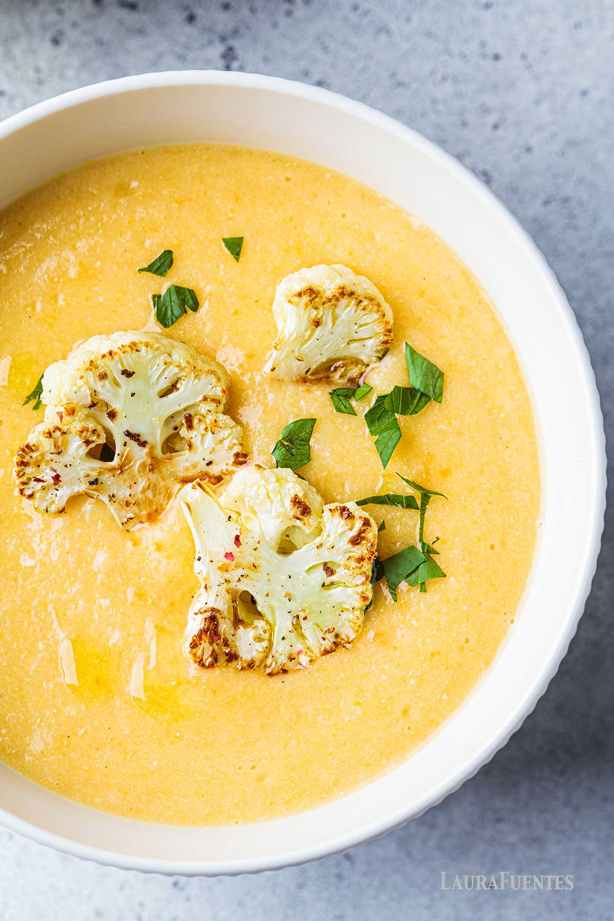un plato de crema de coliflor
