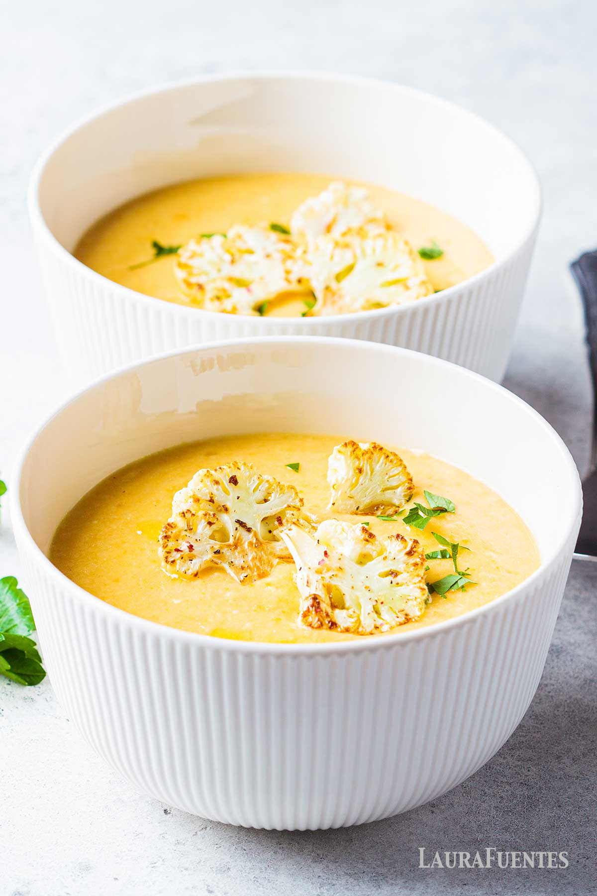 dos tazones de sopa de coliflor