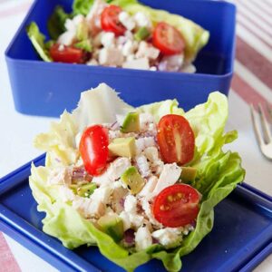 wrap de lechuga y pollo en un contenedor para llevar almuerzos