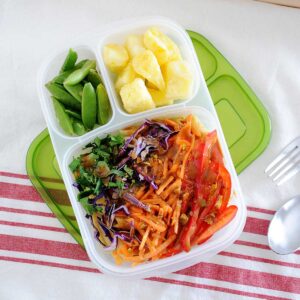 caja de almuerzo con Ensalada de Pasta y Pollo con Verduras Crudas