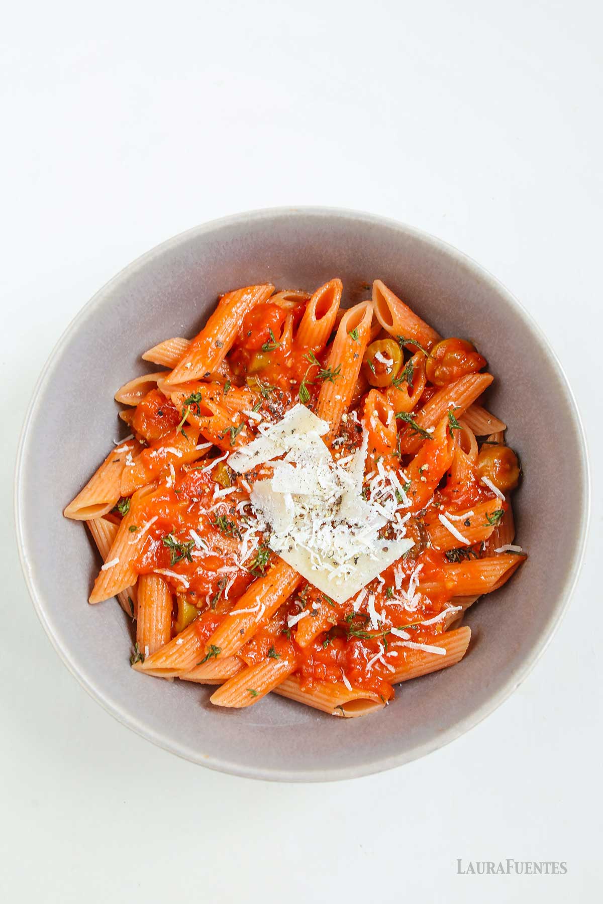 un plato de pasta con salsa de pimiento morrón