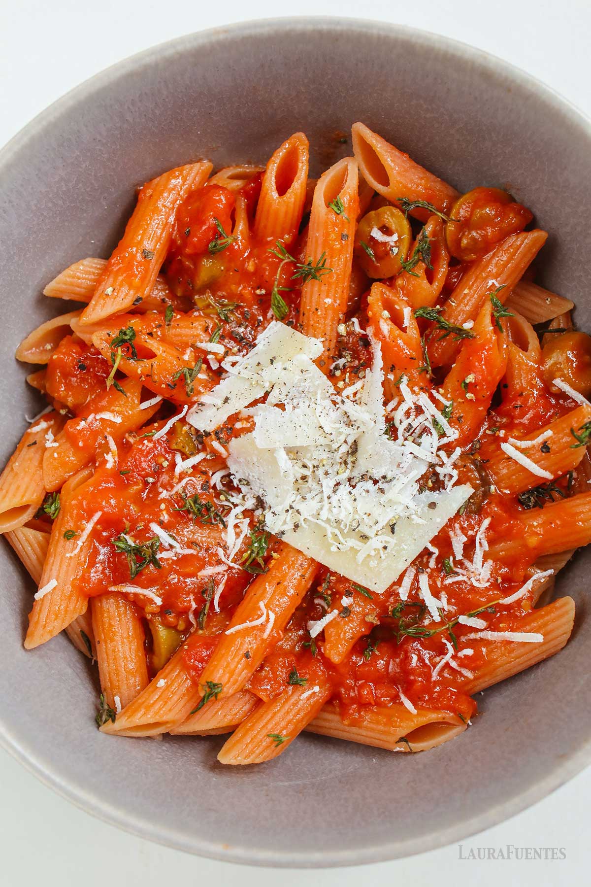 plato de pasta con pimiento rojo