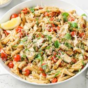 un bowl de ensalada de pasta con salmón