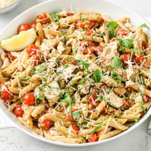 un bowl de ensalada de pasta con salmón
