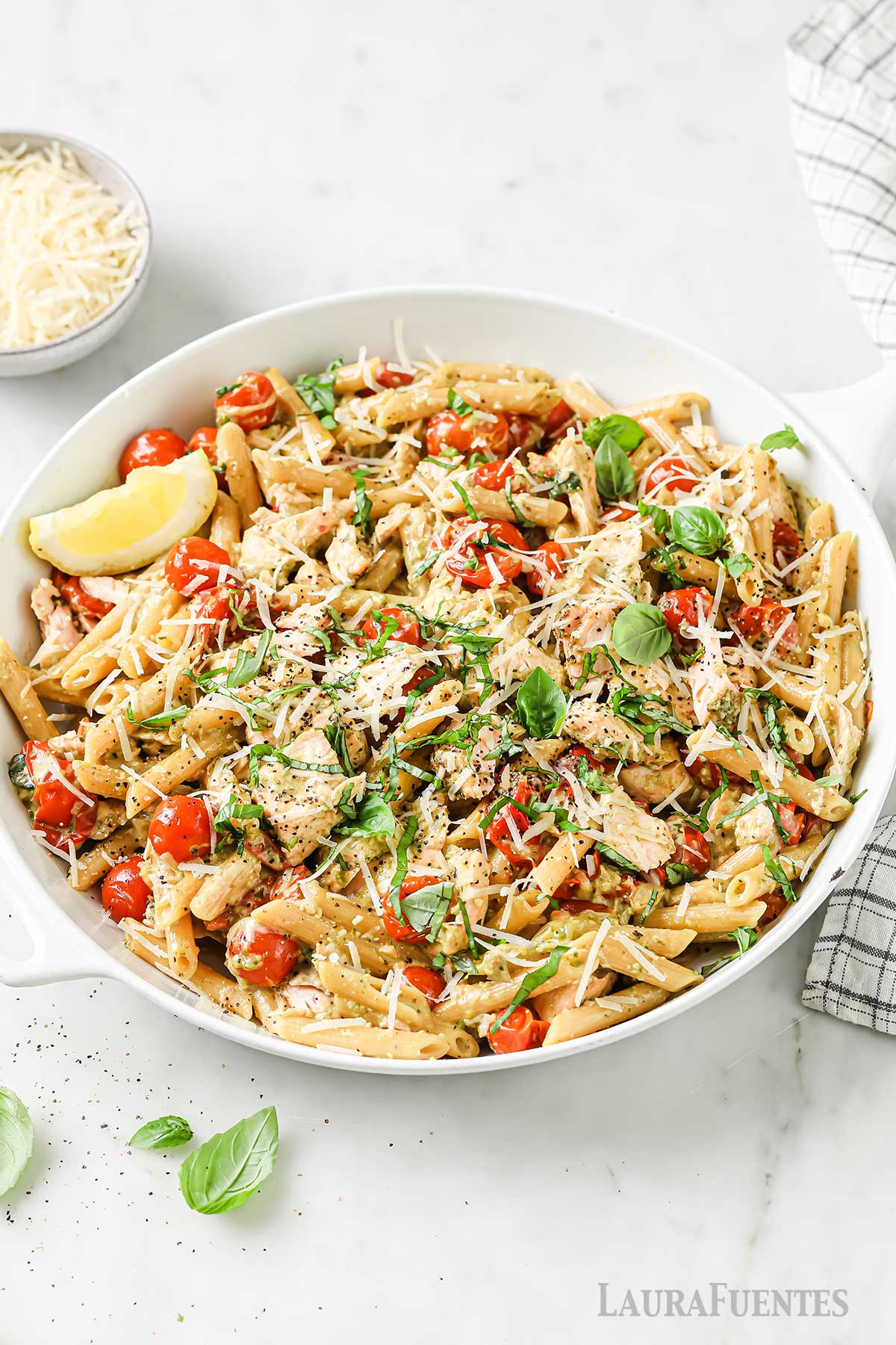 una fuente grande con ensalada de pasta con salmón