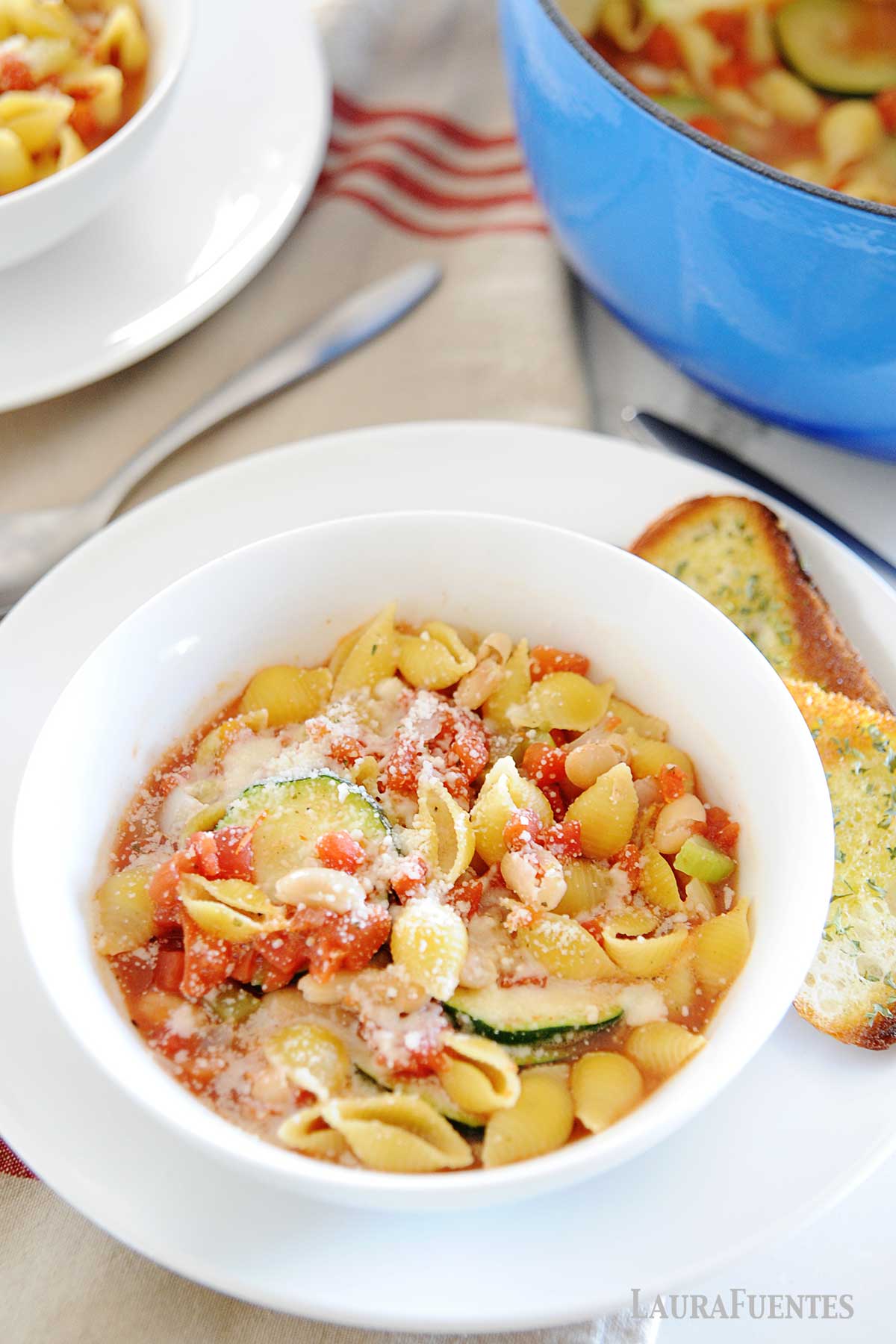 un plato de sopa minestrone