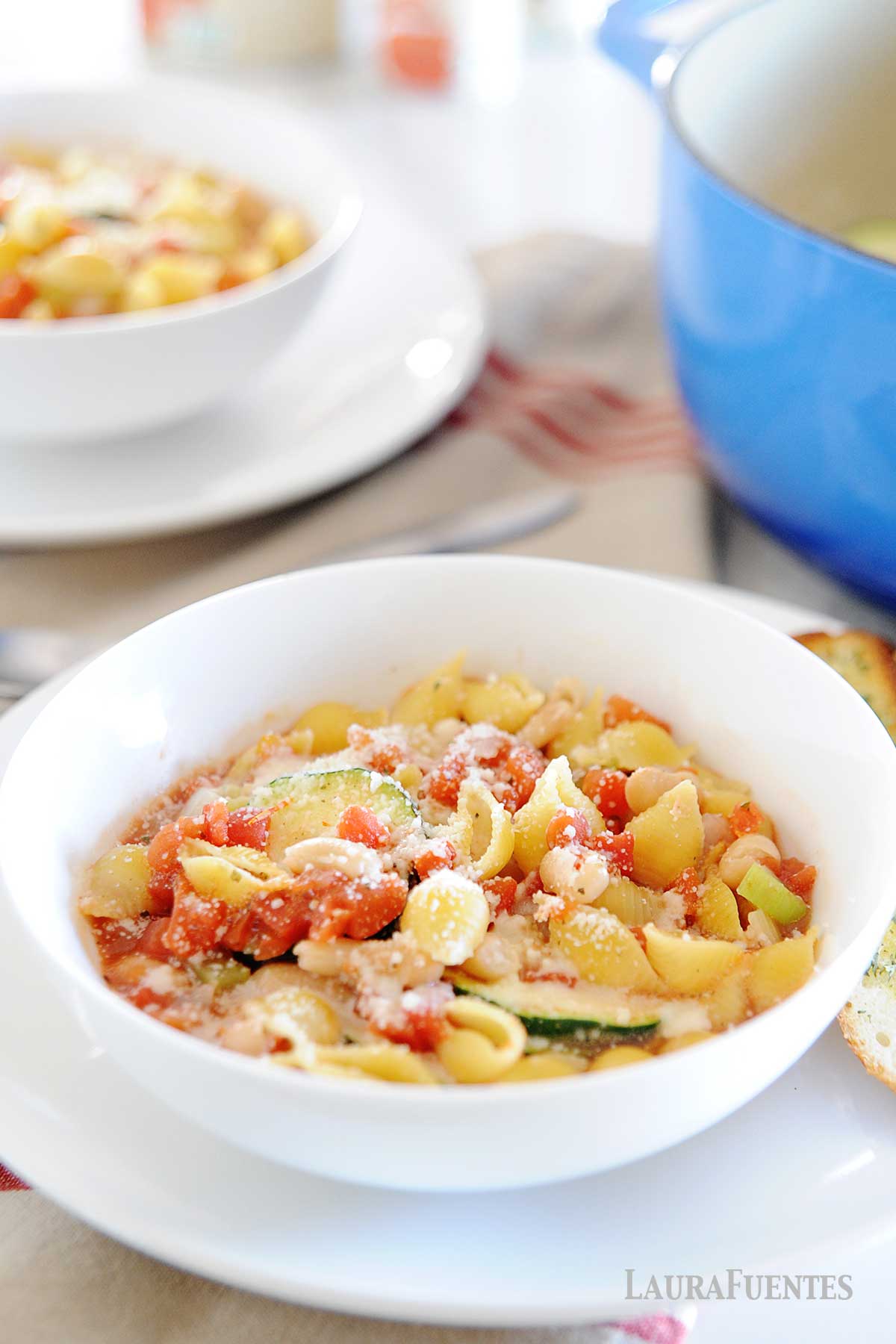 un plato de minestrone italiano vegetariano