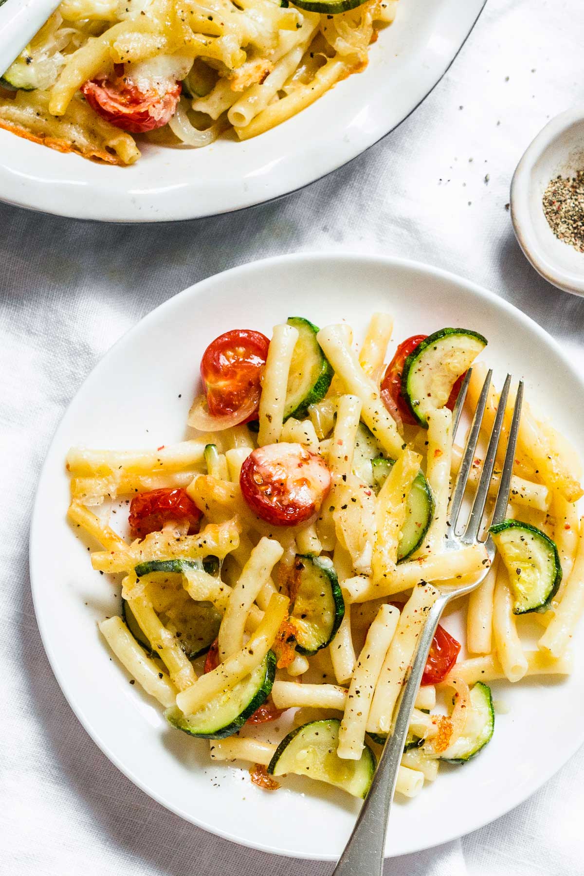 dos platos de pasta con verduras