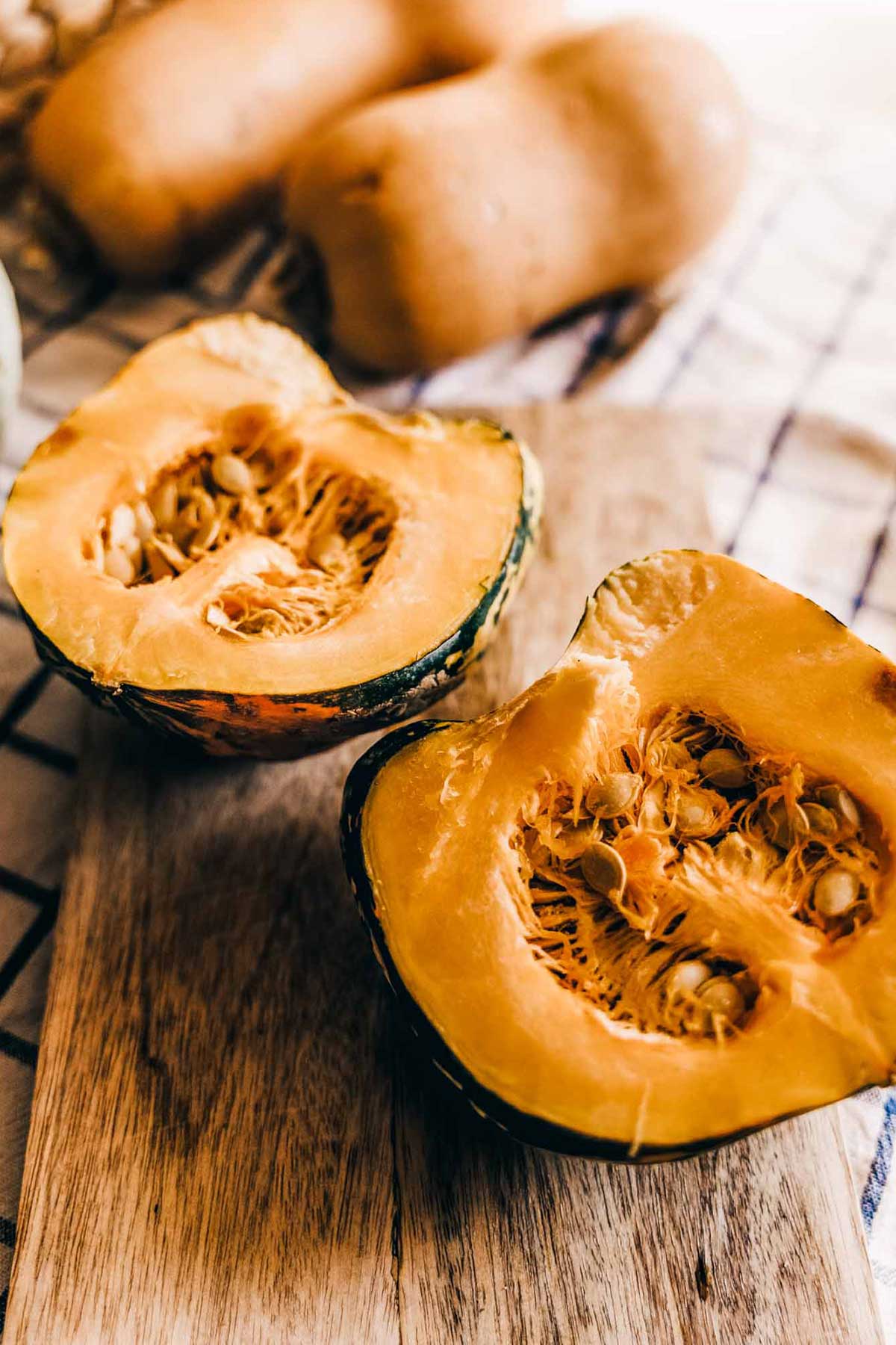 una calabaza cortada en dos mitades