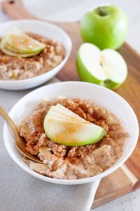 dos tazones de avena con manzana y canela