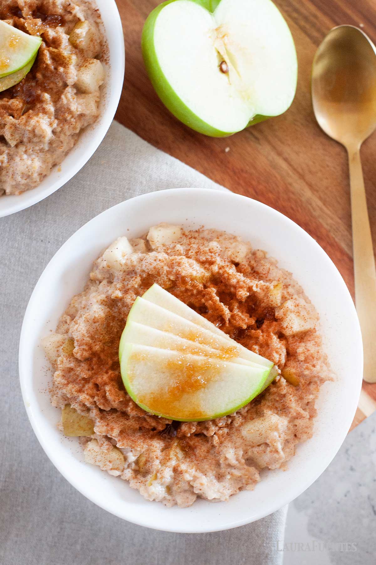 un plato de avena con manzana verde