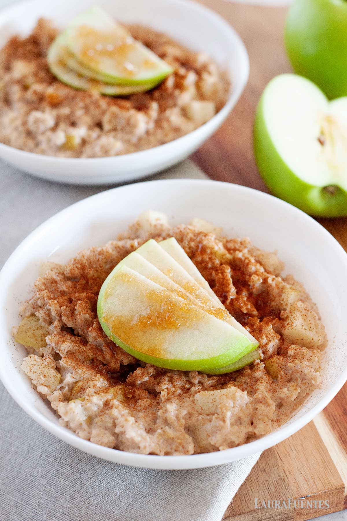 dos tazones de avena con manzana y canela