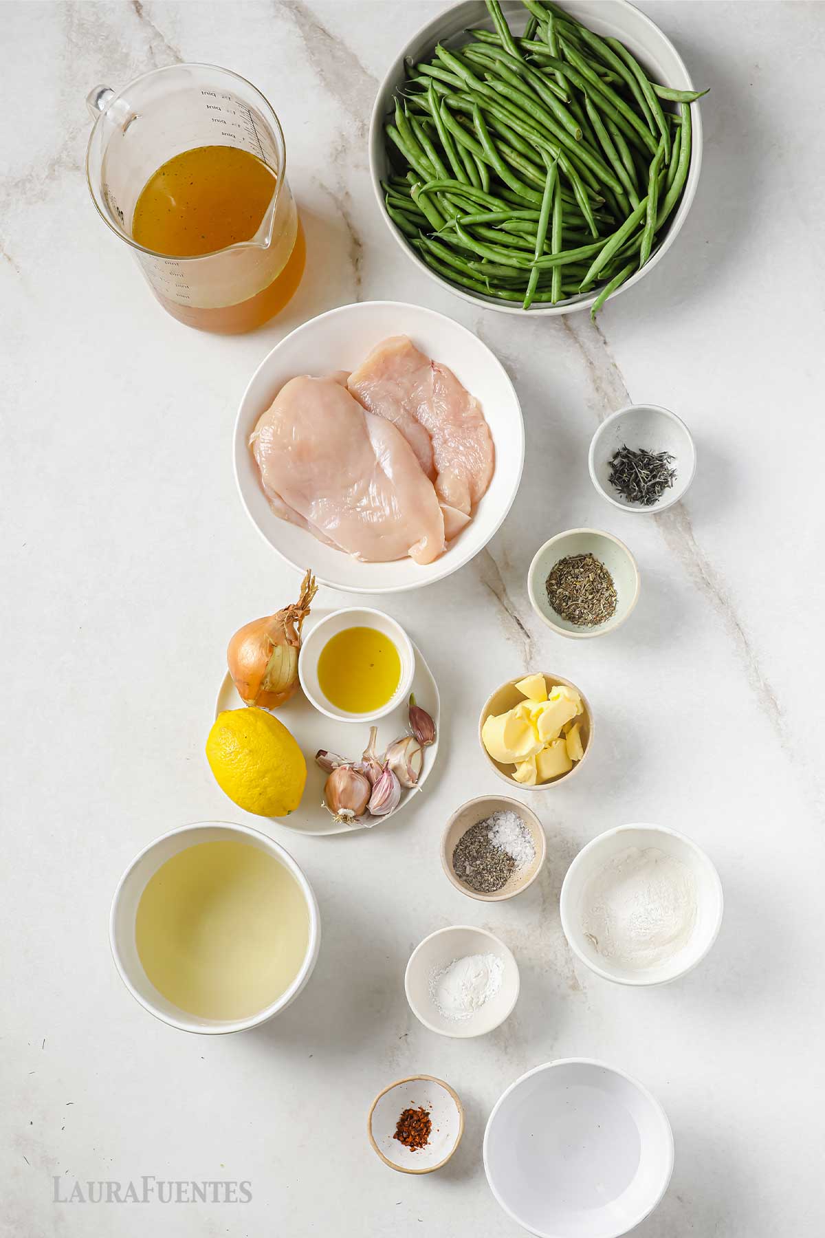 recipientes con caldo, judías verdes, pechugas de pollo, especias, limón, aceite, cebolla, ajo, harina, mantequilla y vino blanco.