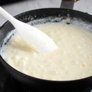 salsa bechamel fácil para pasta dentro de una sartén