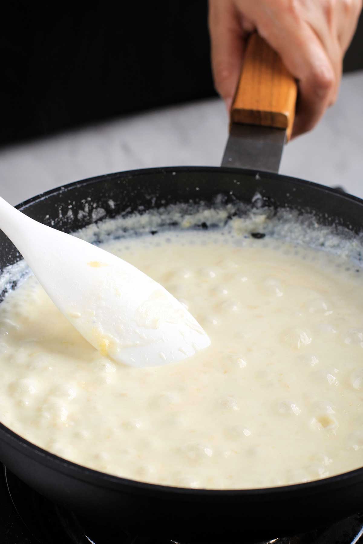 salsa bechamel fácil para pasta dentro de una sartén