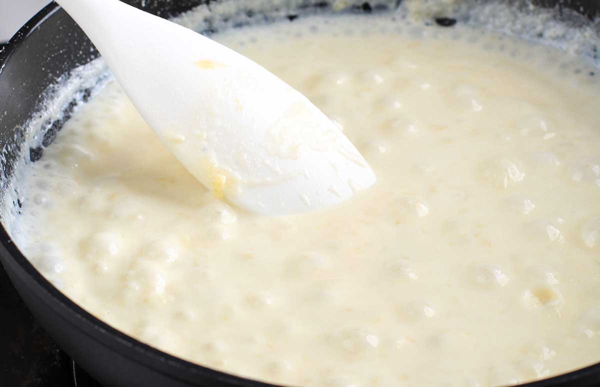 salsa bechamel fácil para pasta dentro de una sartén
