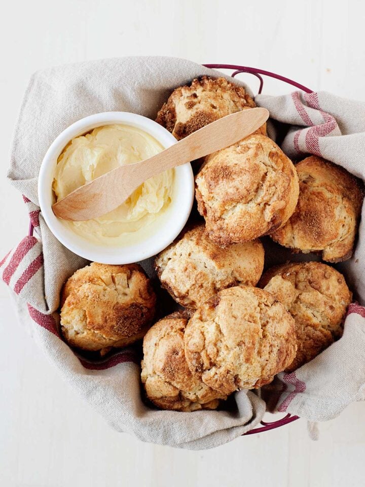 muffins de manzana y canela en una canasta