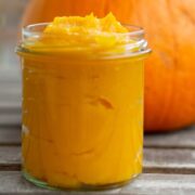 un frasco con pure de calabaza