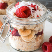 frasco de avena remojada con frutas