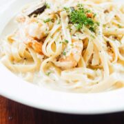 un plato de pasta alfredo con camarones