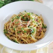 un plato de pasta con salsa carbonara