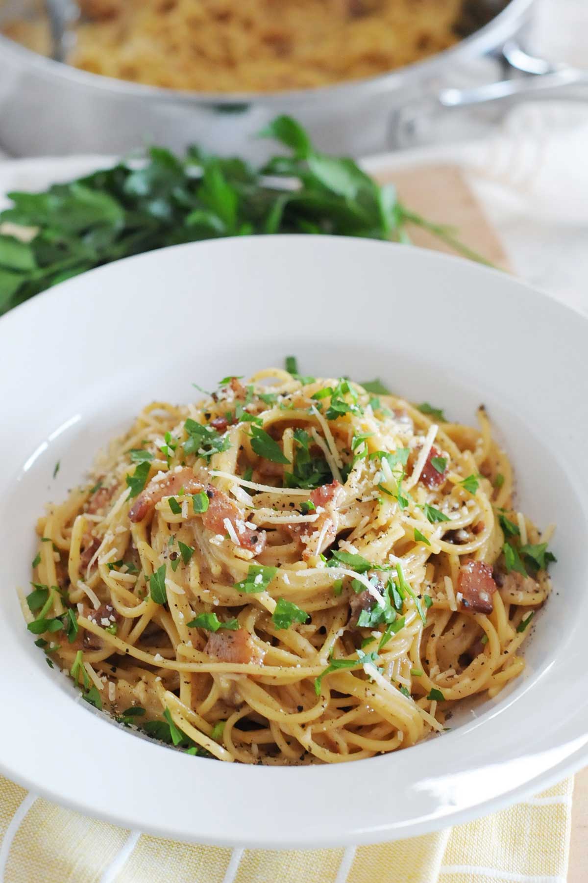 un plato de espaguetis con salsa carbonara