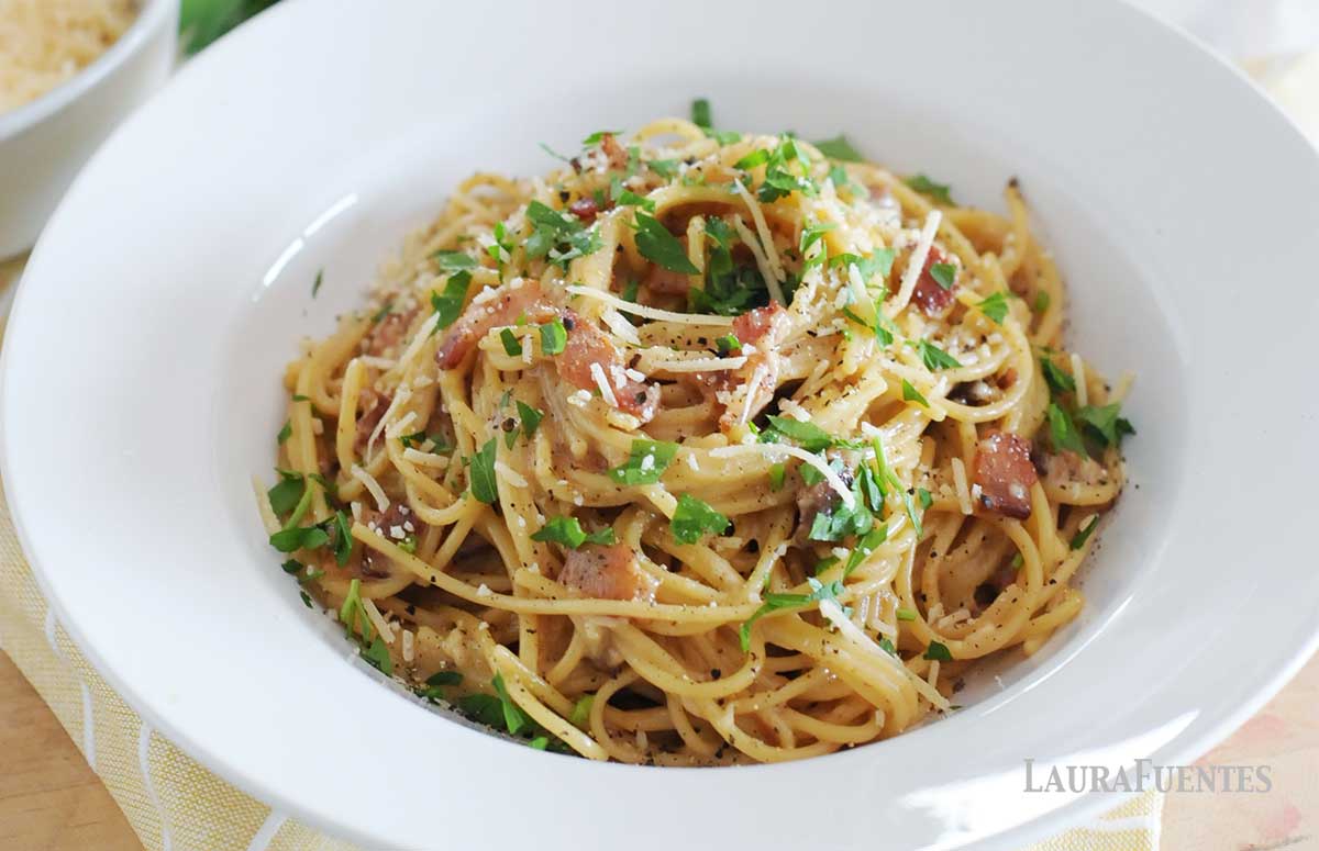 un plato de espaguetis con salsa carbonara
