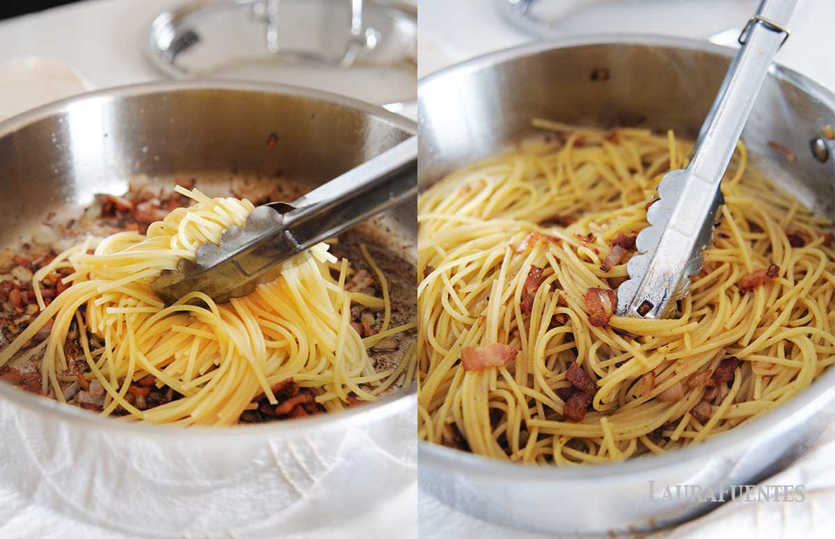 a la izquierda: colocando espaguetis en la sartén con bacon y cebolla. A la derecha: mezclando la pasta con el bacon