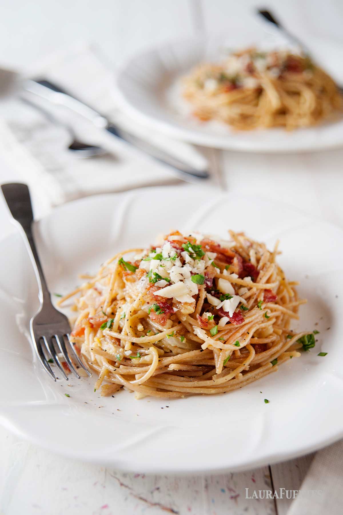 dos platos con espagueti carbonara