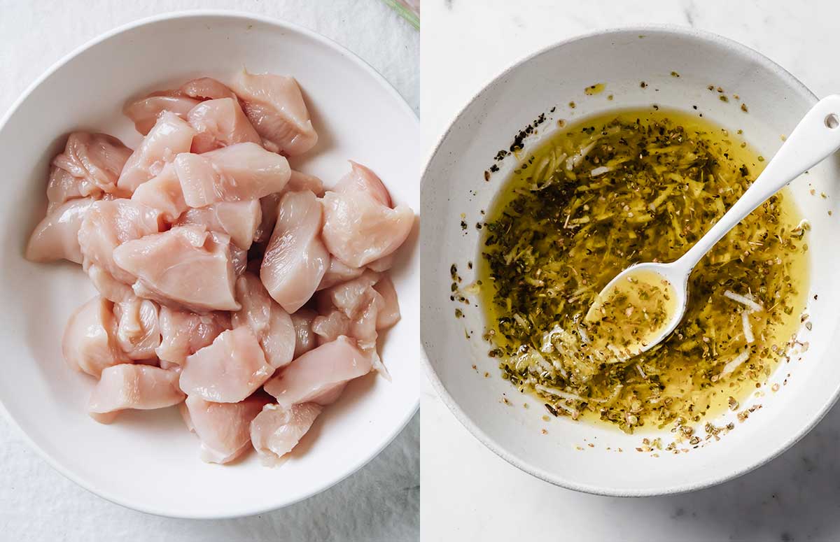 a la izquierda: pechuga de pollo cruda cortada en trozos. A la derecha, un recipiente con marinada de limón y hierbas 