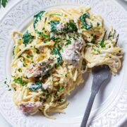 un plato de espaguetis con atún