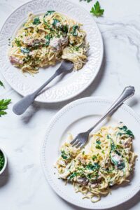 dos platos de espaguetis con atún