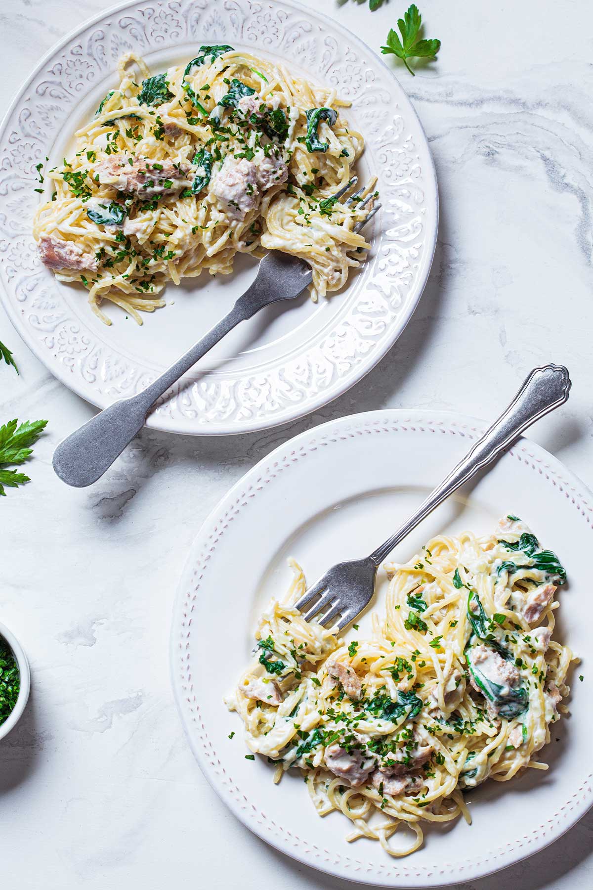 dos platos de espaguetis con atún