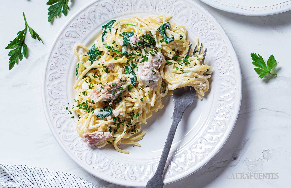 un plato de espaguetis con atún