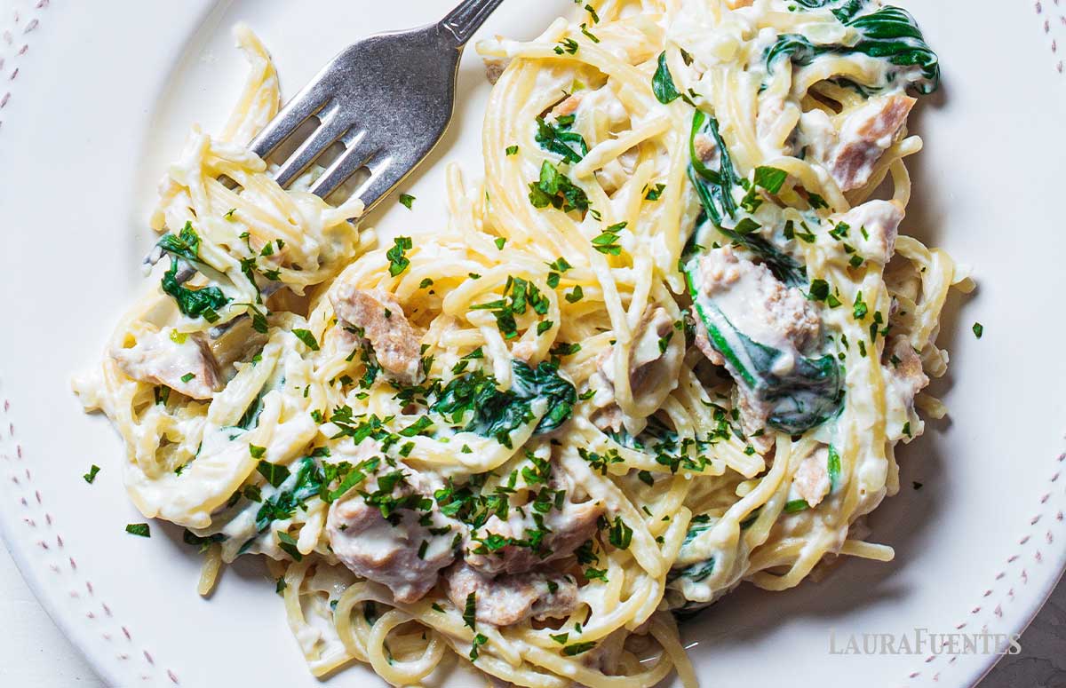 un plato de espaguetis con atún
