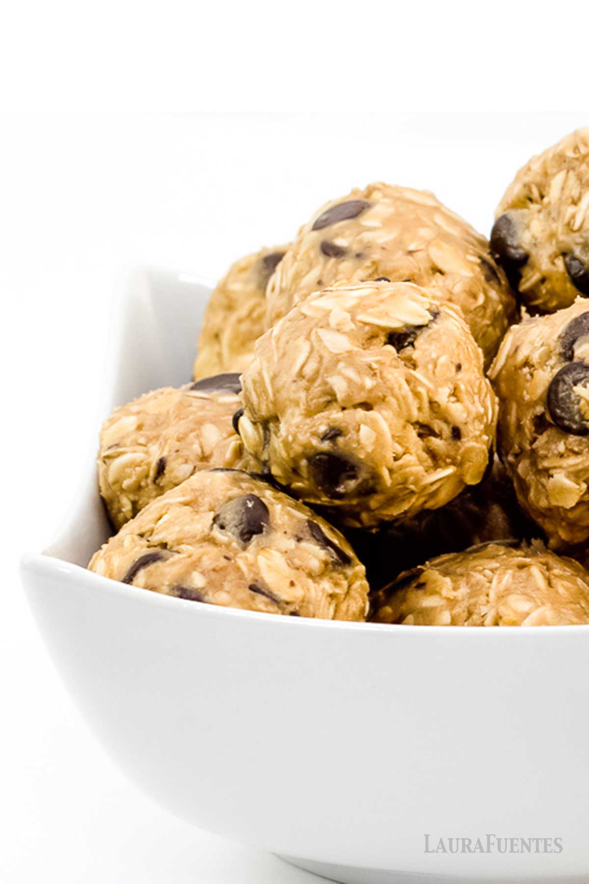un recipiente con bocaditos de avena