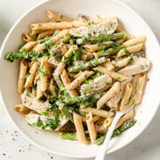 un plato de pasta con espárragos