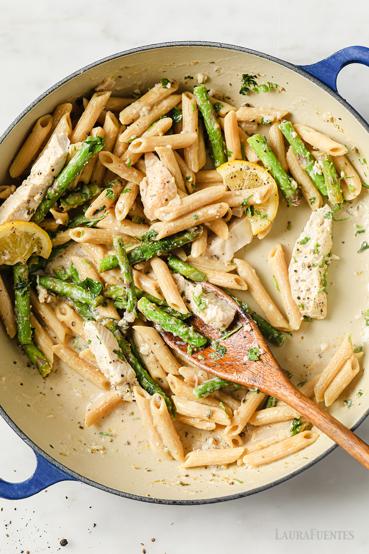 una sartén con pasta con espárragos y pollo